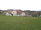 Mehrzweckgebäude mit Sportplatz